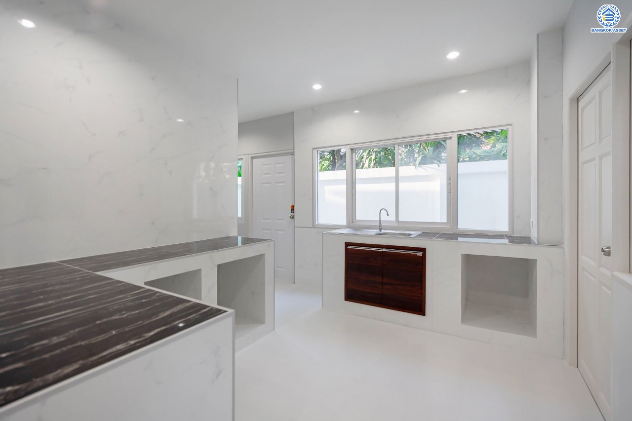 บ้านมือสองตกแต่งใหม่ โครงการ รัชชา2 บางใหญ่ เนื้อที่ 60 ตร.ว. ฟังก์ชัน 3 ห้องนอน 3 ห้องน้ำ 1 ห้องอเนกประสงค์ จอดรถได้ 2 คัน บนทำเลใกล้ถนนใหญ่เพียง 100 เมตร เชื่อมต่อถ.กาญจนาภิเษก ใกล้เซ็นทรัลเวสต์เกต ทางด่วน "ศรีรัช" และรถไฟฟ้าสายสีม่วง "สถานีสามแยกบางใหญ่"